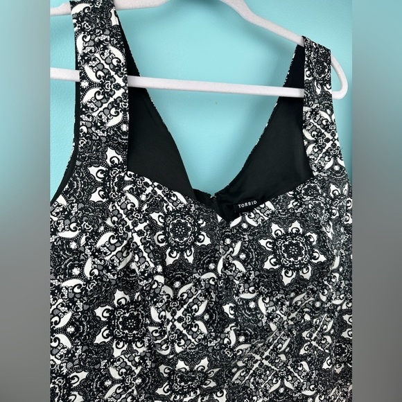 NWT Torrid cropped blouse sleeves top, size 3X, black white lattice print - Picture 4 of 14